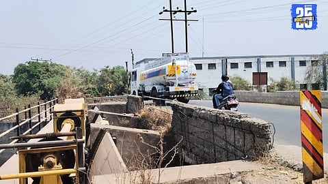 Shindwane village’s canal bridge closed to heavy vehicles as structural damage raises safety concerns.