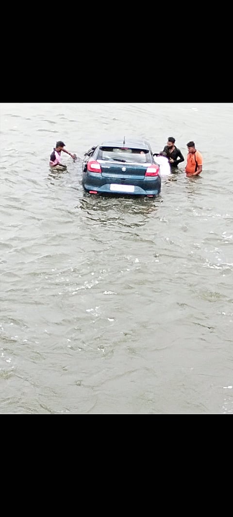 नियंत्रण सुटल्याने
चारचाकी नदीत