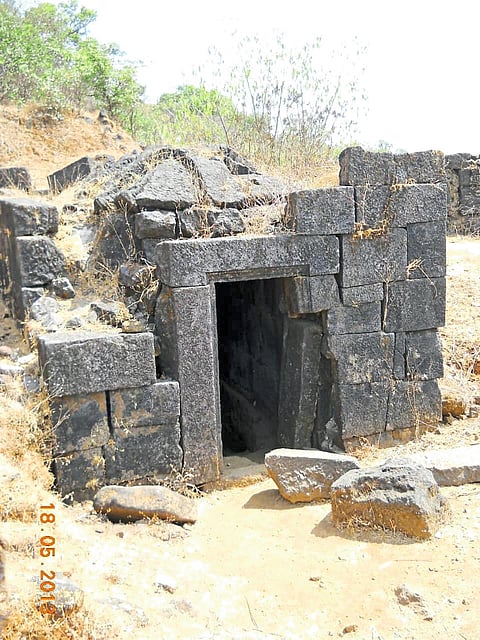 रायगडावरील शिवकालीन पर्जन्यमापक यंत्राची दुरवस्था, संवर्धन करण्याची गरज