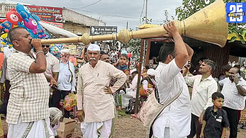 With folded hands and teary eyes, Lonand bids farewell to Mauli’s palkhi after a heartfelt welcome.