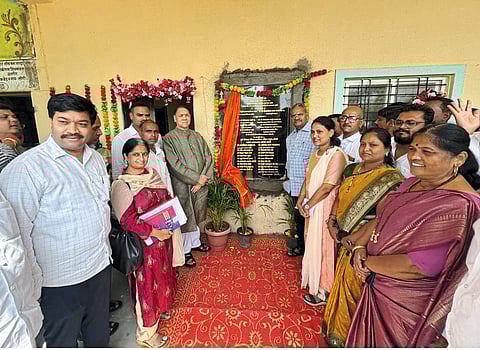 लोणीतील शाळेत विविध कामांचे भूमिपूजन