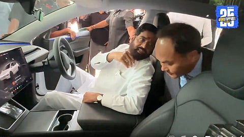 Tesla Car: एक पाऊल पुढेच! मुख्यमंत्री आले अन् कार पाहून गेले, शिंदेंनी घेतली टेस्ट ड्राईव्ह, Video Viral