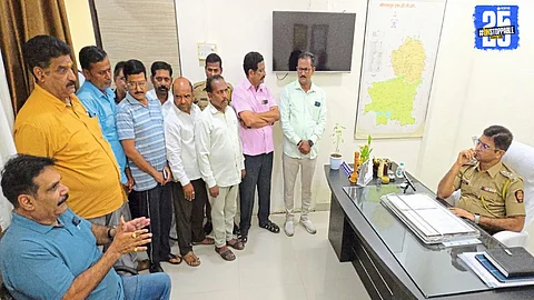 All-party leaders submit a memorandum to the police demanding withdrawal of case against Prakash Chitte.