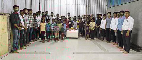 विकास अनाथाश्रमात
साहित्य, खाऊ वाटप