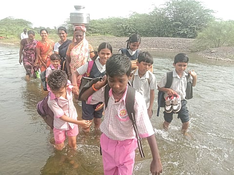 पुलाअभावी प्रवाहित कऱ्हा नदीतून चिमुकल्यांचा जीवघेणा प्रवास