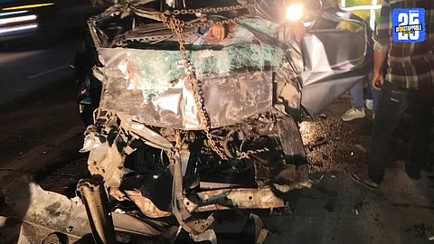 Accident News : इको कार मागून ट्रकला धडकली, गाडीचा चुराडा; ६ जण ठार, मृतांमध्ये २ मुलांसह वडिलांचा समावेश