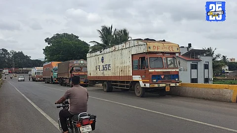 "Heavy vehicles parked illegally on Theur Phata flyover — citizens demand urgent action and fines."