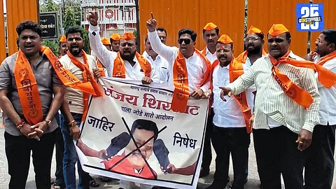 Shiva Sanghatana members protest by slapping Minister Sanjay Shirsat’s effigy in response to his reference to Mahatma Basaveshwar.