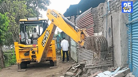 Anti-encroachment action in Shrirampur: 49 illegal structures cleared to prevent lake contamination.