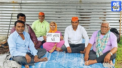 An elderly woman dam victim protesting at the Marathwadi bank, demanding compensation for rehabilitation.