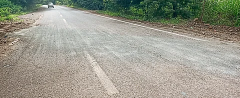 गणेशवाडी रस्त्यावरील
धोकादायक चारी बुजविली