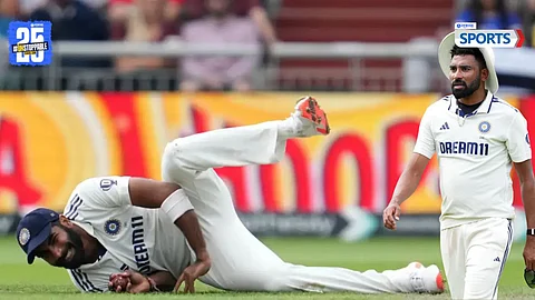 IND vs ENG 4th Test: तू आता ओव्हर टाकू नकोस...! Jasprit Bumrahला अम्पयारने रोखले; सिराजही मैदानाबाहेर, नेमके काय घडले?