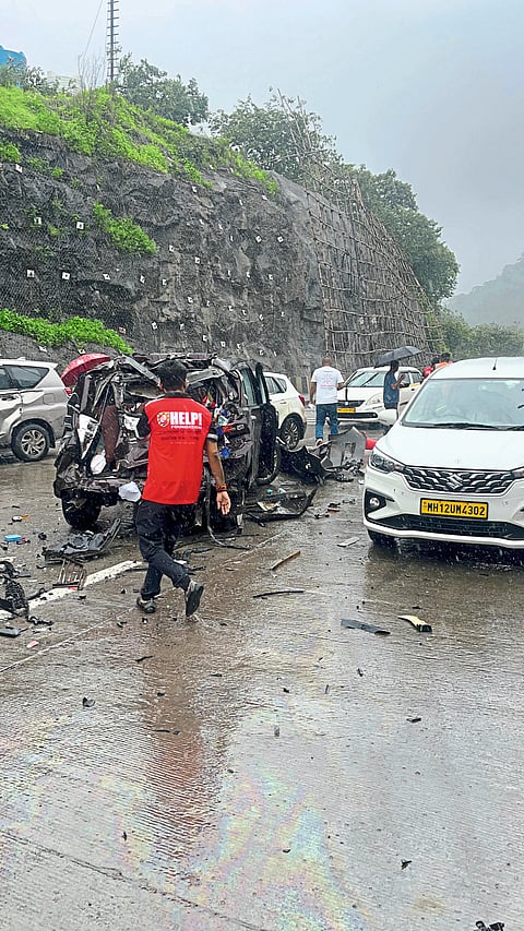 पुणे द्रुतगती मार्गावर ट्रकची १७ वाहनांना धडक