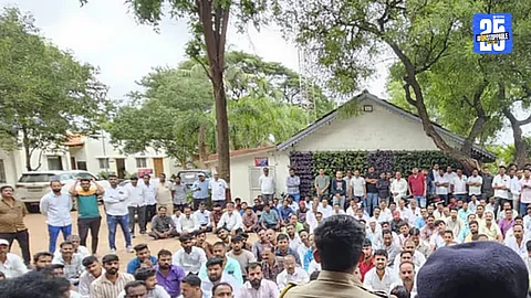 "यवत गावात निळकंठेश्वर मंदिरात मूर्ती विटंबनेनंतर संतप्त नागरिकांनी पोलिस ठाण्यावर मोर्चा काढला आणि बंद पुकारला."