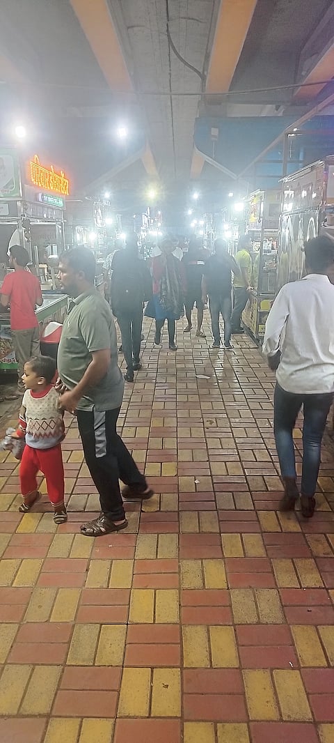 प्लेट धुण्याऐवजी कागदाने पुसून पुन्हा वापरण्यावर भर