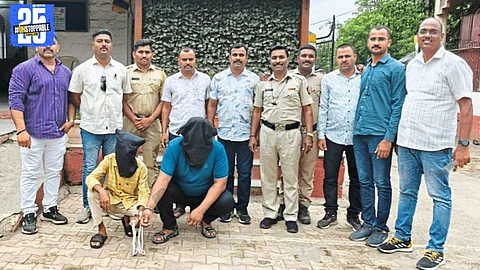 Rahuri police parading arrested jewel theft accused; one with 92 prior criminal cases.