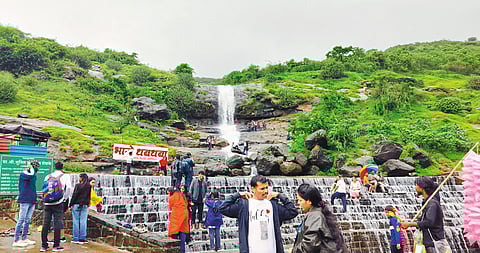 आकर्षणाचे केंद्र ठरतोय ‘भाजे धबधबा’