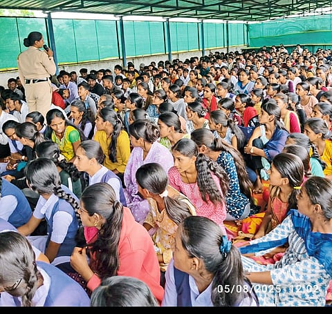 कुंडेश्वर विद्यालयातील विद्यार्थ्यांना दामिनी पथकातर्फे मार्गदर्शन