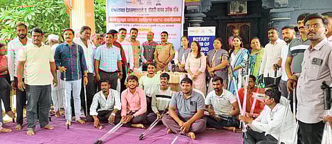 देऊळगाव राजेमध्ये ग्रामसुरक्षा दलास साहित्य वाटप