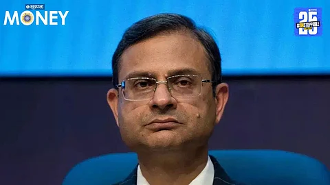 RBI Governor Sanjay Malhotra addressing media in Mehsana, explaining that banks have full freedom to set their own minimum balance requirements.