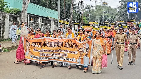 Shiv Sena (UBT) workers raising slogans against corruption during a protest march to the District Collector’s office.