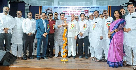 साहित्य श्रेष्ठ तर राजकारण दुय्यम