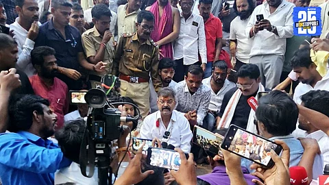 BJP workers stop Jitendra Awhad’s vehicle outside Tuljabhavani temple in Tuljapur, sparking heated arguments with supporters over temple renovation claims.