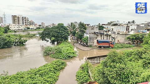 Floodwater enters 15 houses in Solapur after Hipparga lake overflows for the first time in 27 years.