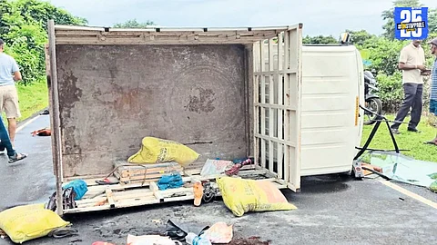 Scene from Ratnagiri’s Mitghavane where a tempo overturned during an overtaking attempt, killing one woman and injuring six others.