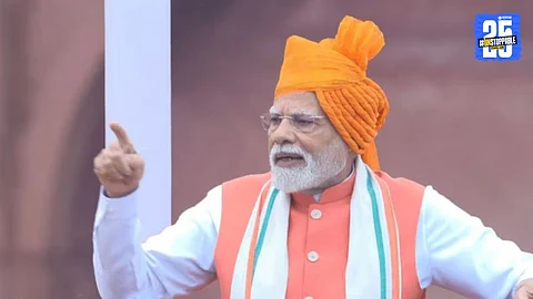 Prime Minister Narendra Modi hoisting the national flag at Red Fort on India’s 79th Independence Day, addressing the nation with key announcements on Mahatma Phule anniversary and farmer welfare.