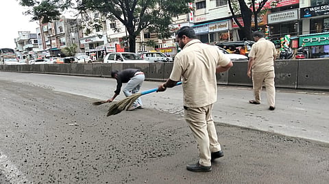 झाडतोय रिक्षावालाss गं वाट माझी झाडतोय रिक्षावालाss!