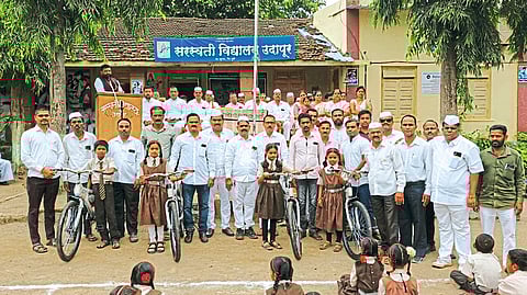 उदापूरच्या विद्यार्थ्यांना सायकली भेट