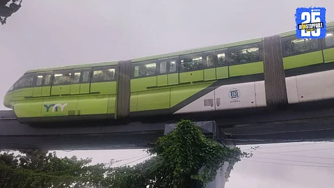 Monorail: मुंबईत चालती मोनोरेल मध्येच अडकली! अग्निशमन दलाकडून रेस्क्यू ऑपरेशन सुरु