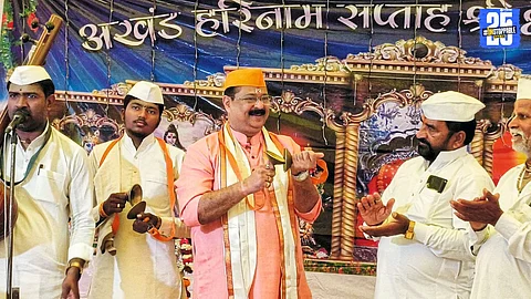 “Adesh Bandekar joins Harinam chanting; Bhajan Mandal and audience amazed by his devotional spirit.”