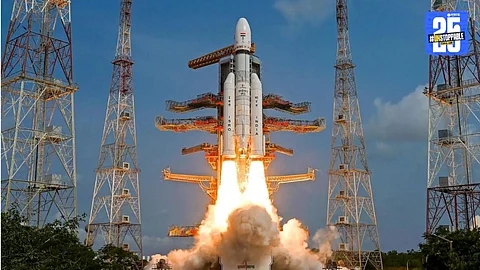 ISRO: 'इस्रो'कडून होतेय ४० मजली उंचीच्या यानाची निर्मिती; अध्यक्ष व्ही. नारायण यांनी दिली सखोल माहिती