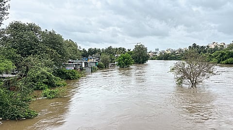 पावसामुळे जनजीवन विस्कळीत (फोटो फिचर)