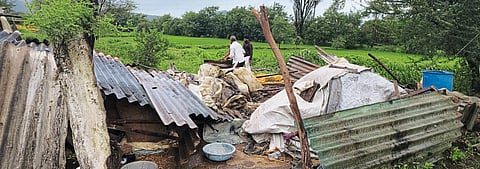 साते येथे गोठा ढासळून नुकसान