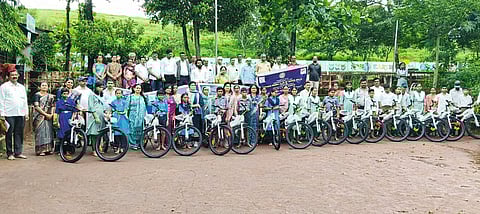 बारे परिसरातील विद्यार्थिनींना सायकल वाटप