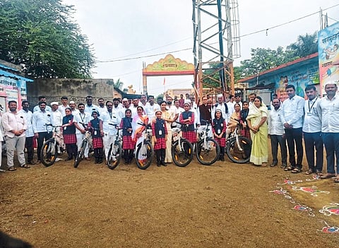 रांजणगाव सांडस येथील शाळेत सायकलींचे वाटप