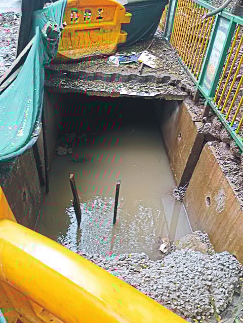 सानपाडा डी मार्ट जवळील रस्त्याचा पदपथ घसरला