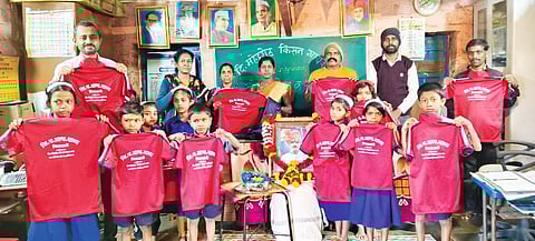 निगडाळेच्या विद्यार्थ्यांना
स्पोर्ट्स ड्रेसचे वाटप