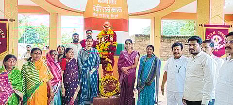 ओझरे ग्रामस्थांची
रास्ते यांना मानवंदना
