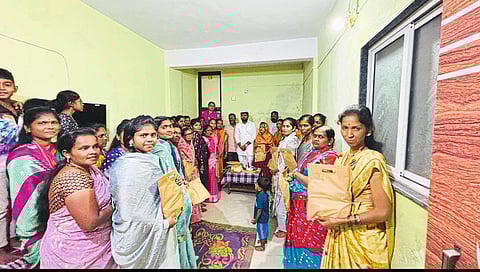 जेजुरी शहरात महिलांना
साहित्य किटचे वाटप