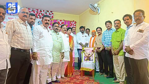 Maratha Seva Sangh gathering where 400 couples and parents resolved to promote simple weddings without show-off.