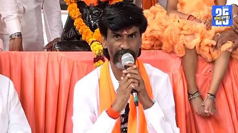 Maratha leader Manoj Jarange performing Ganpati Aarti before leading a massive march from Antarwali to Mumbai for reservation protest.