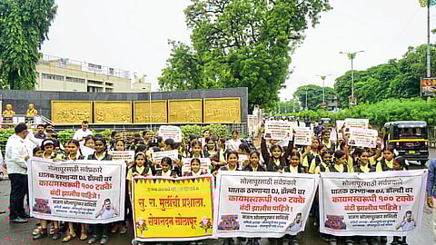 ‘डीजेमुक्त सोलापूर’साठी शाळकरी मुली उतरल्या रस्त्यावर! अभ्यास, आरोग्य, पर्यावरणावर डीजेचा दुष्परिणाम, डीजेची दहशत थांबविण्याची मागणी