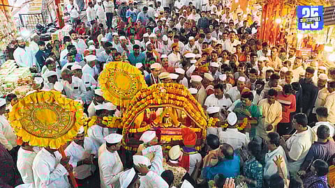 Devotees offering prayers and darshan to Lord Ganesha, braving the Santatdhar rain during Ganesh Janmotsav.