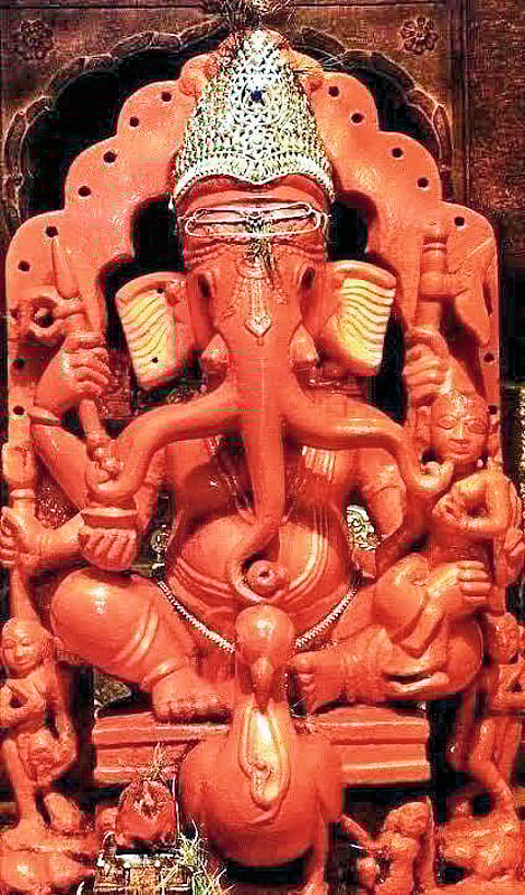 वाल्हेतील तरुणानी साकारला त्रिशुंड गणपती