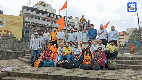 Satara residents paying tribute to Chhatrapati Shivaji Maharaj before starting the Mumbai march for Maratha reservation.