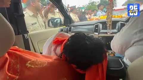 Manoj Jarange sleeping in car before protest